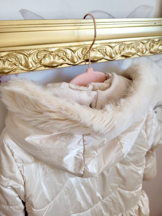 Perłowa kurtka 86-92 płaszczyk z falbanami i kokardkami futrzany