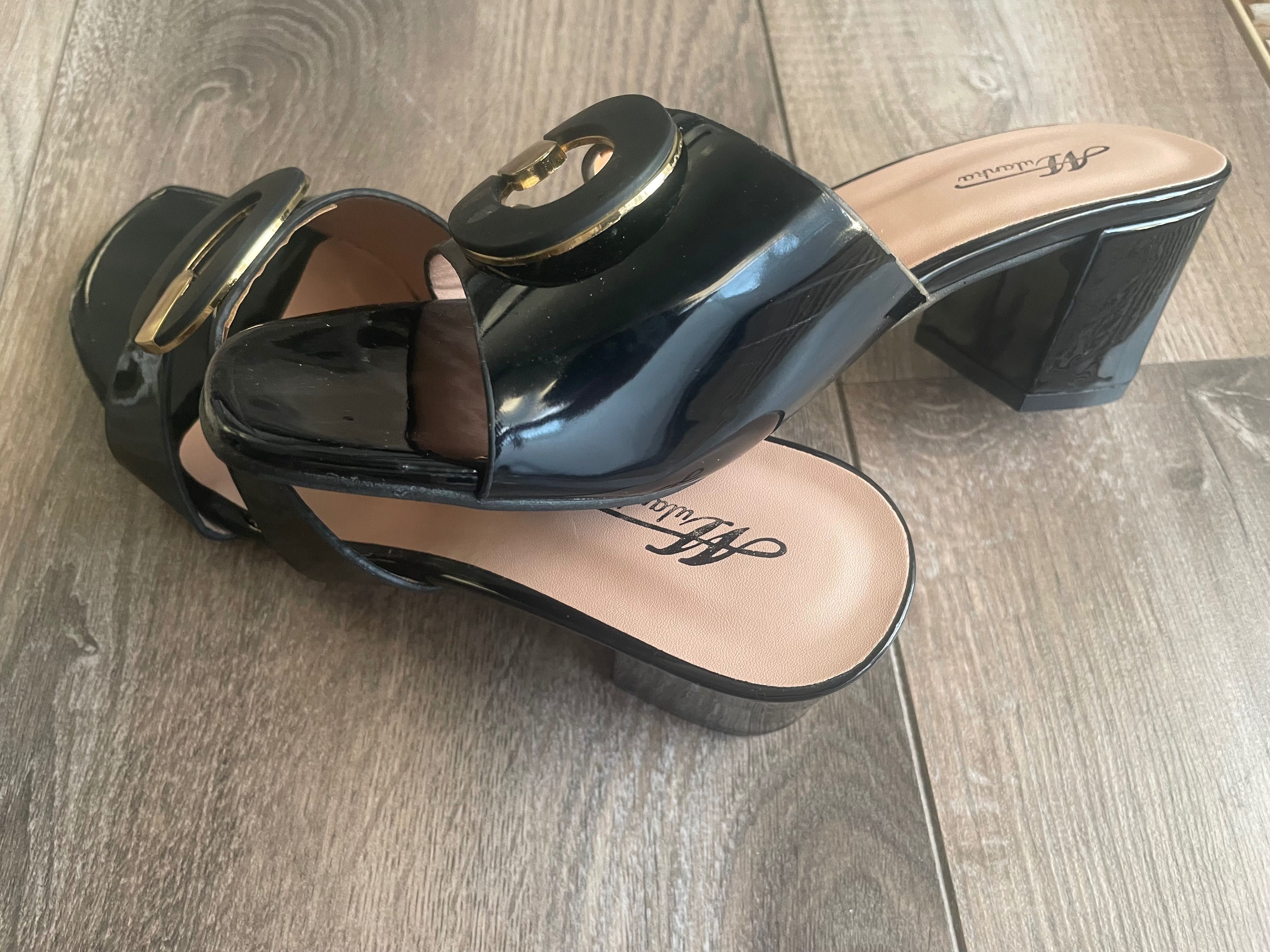 Klapki lakierowane r.38 Nowe