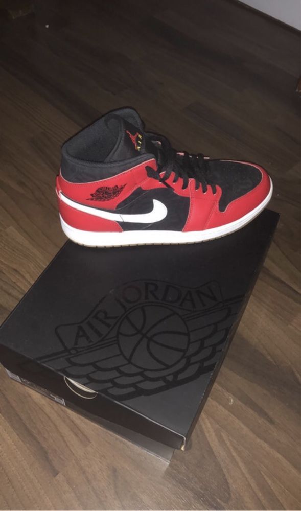 Jordan 1 mid NOVOS