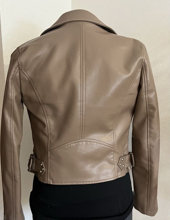 Бежева коротка косуха