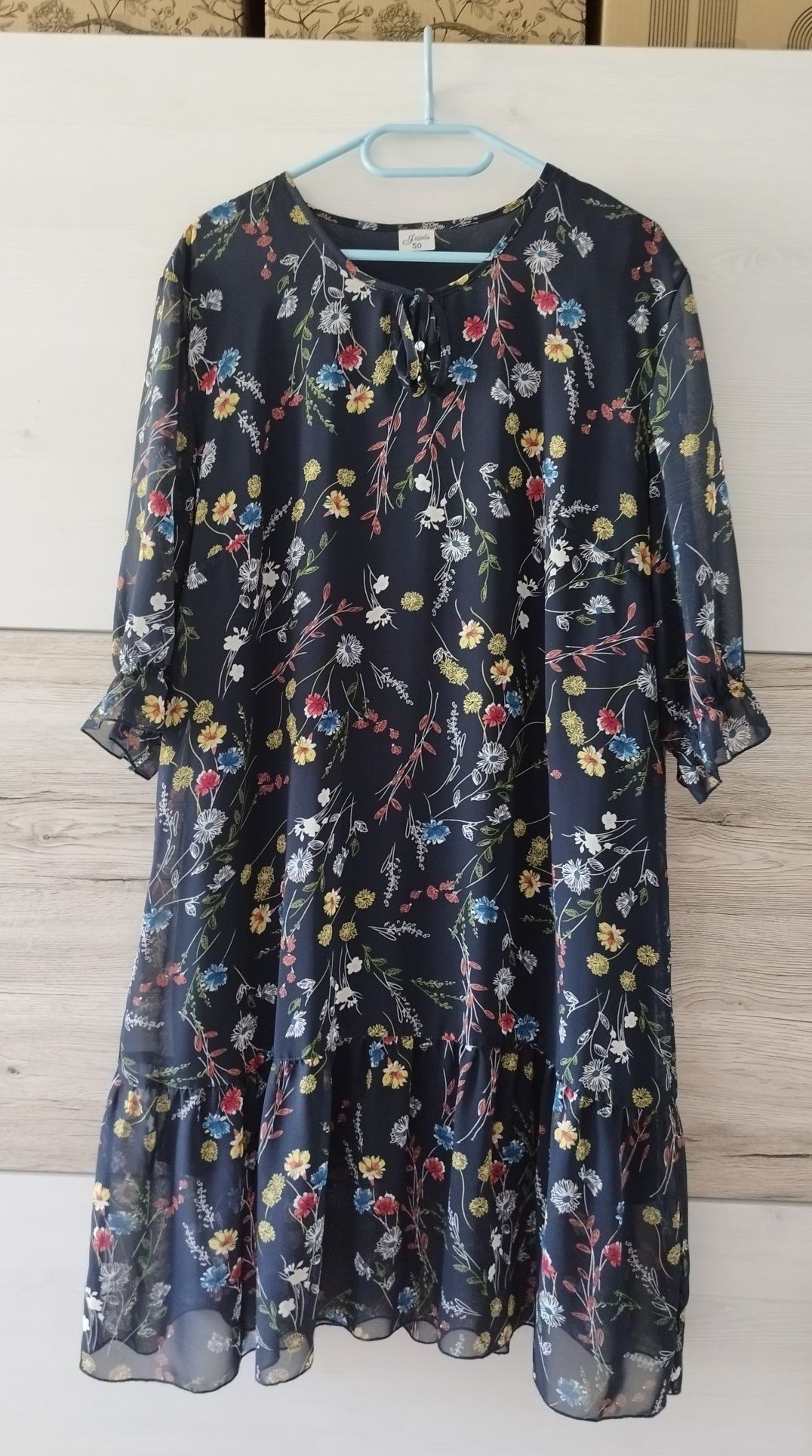 Granatowa sukienka z kwiatowym motywem r. 50