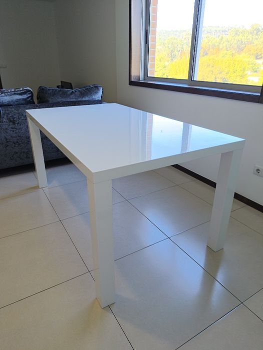 Conjunto de mesa de jantar + 4 cadeiras. 

Tanto a mesa como