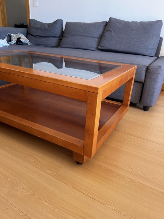 Mesa de centro com tampo de vidro