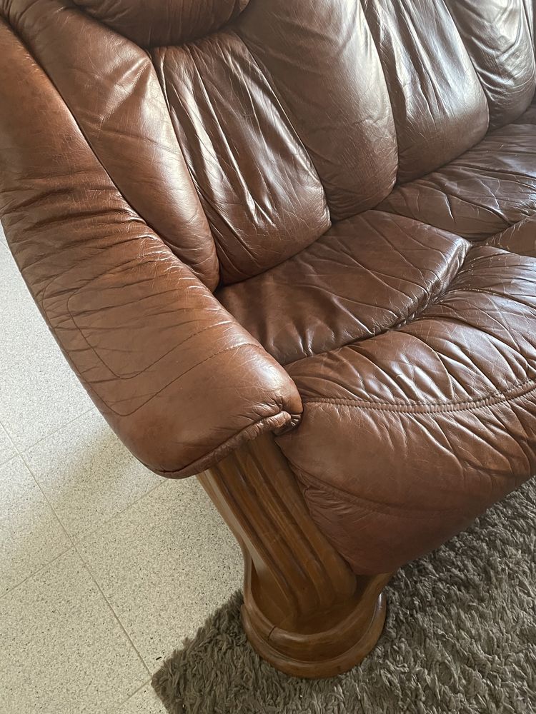 Poltronas e sofa em pele verdadeira cada unidade por 50€.