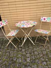 Mesa e 2 cadeiras de jardim em ferro com marcas do tempo  com marca py