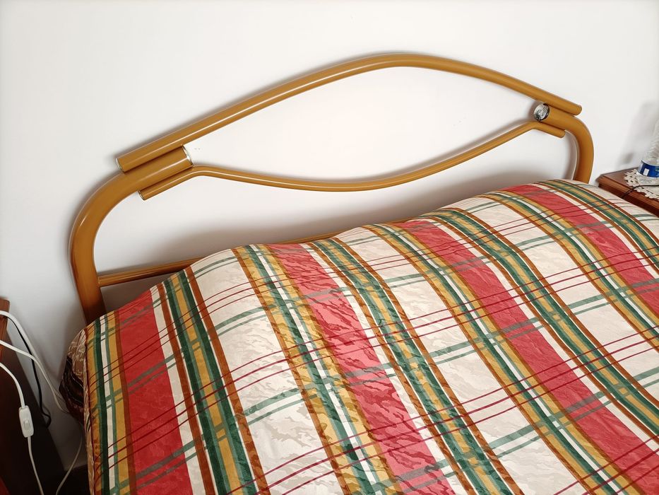 Cama de casal de ferro