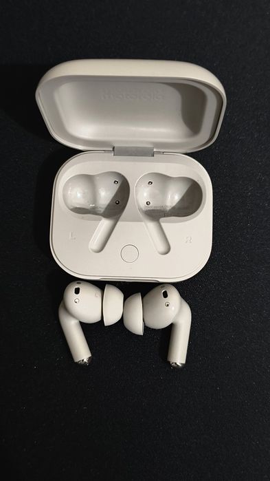 Moto Buds+ | Noise cancelling by BOSE