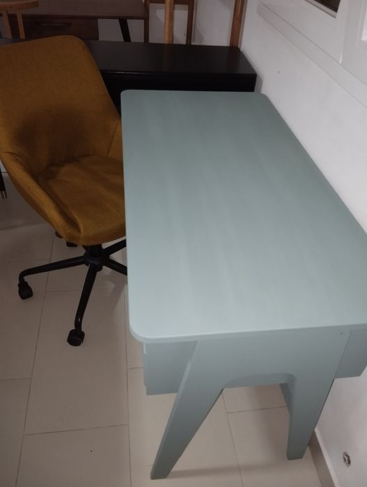 Conjunto de secretária e cadeira rotativa