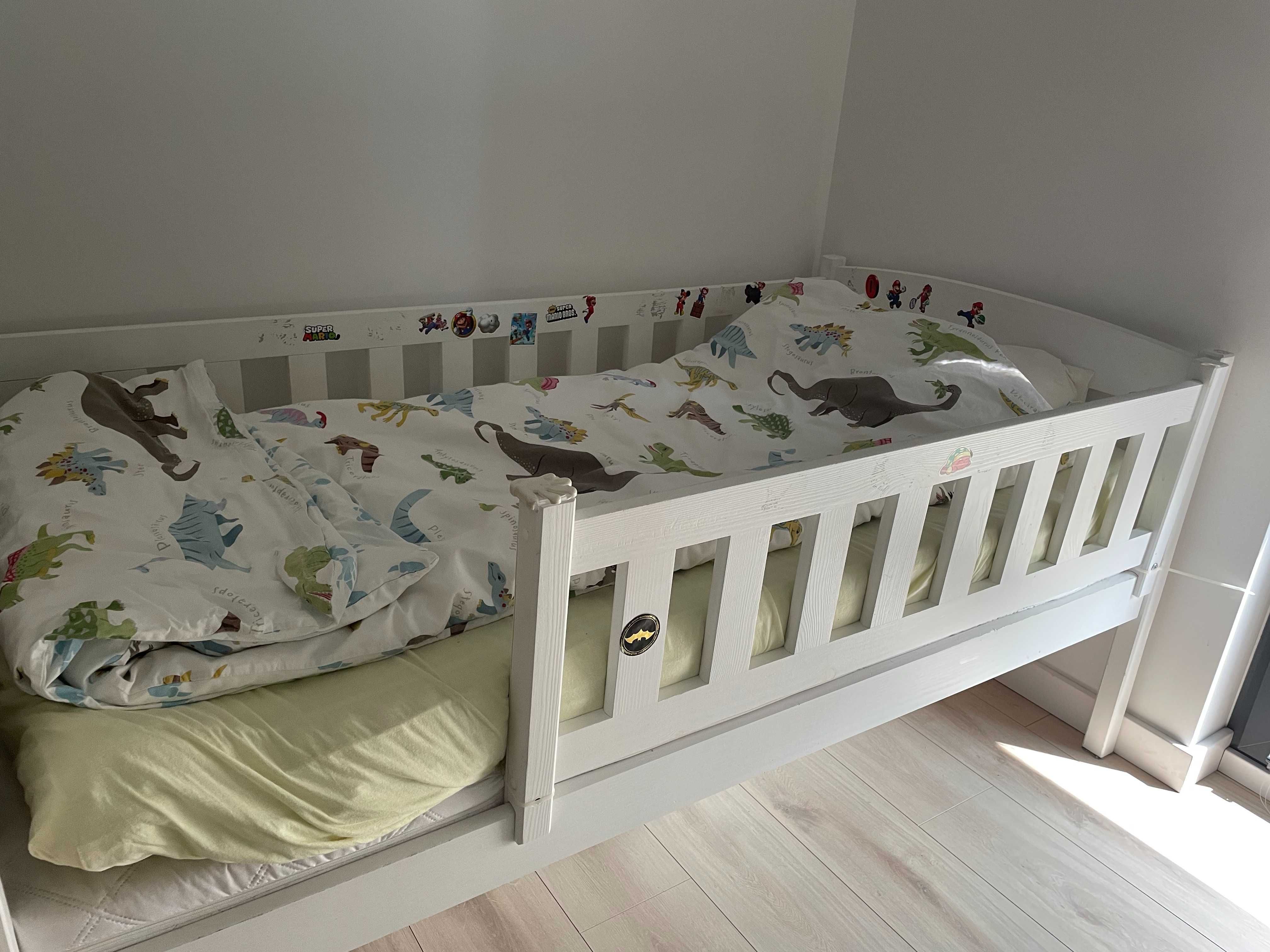 Sprzedam łóżko dziecięce 80x160 z litego drewna + 2 materace