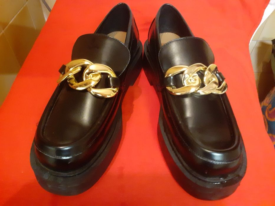 Buty  męskie z H M wsuwane z łańcucheml