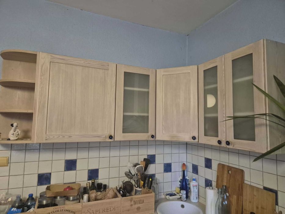 Górne szafki kuchenne, drewniane fronty