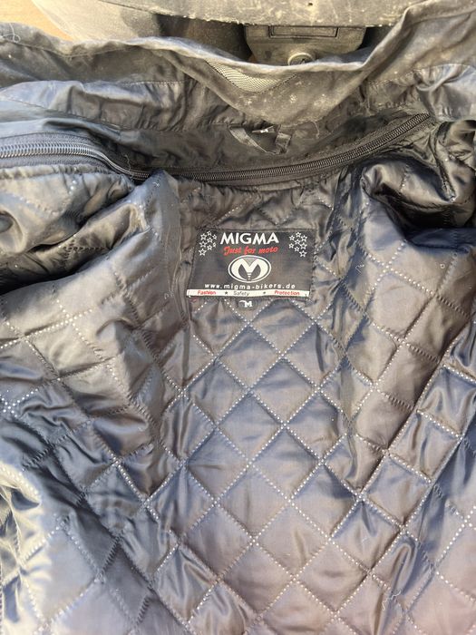 Capacetes, blusão e mala para mota