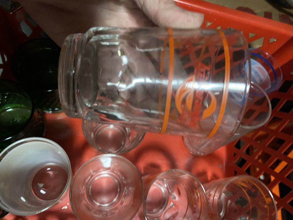 Caixa com copos vintag marcas de sumo