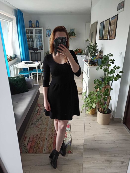 Rozkloszowana mała czarna