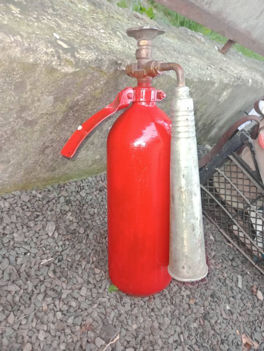 Вогнегасник та аварійний знак