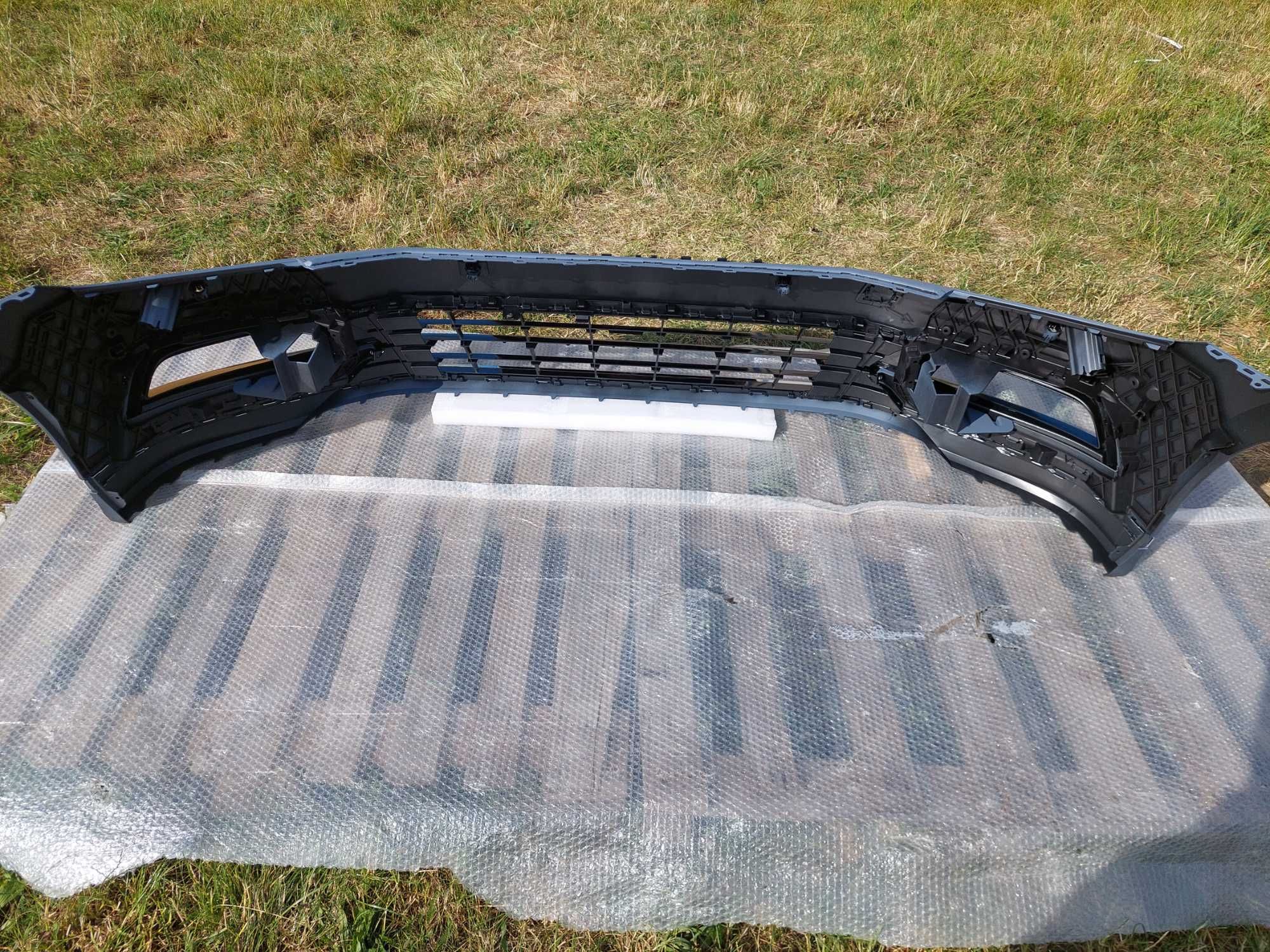 Передній бампер ( стиль R-Line ) на Volkswagen Passat B8 14-19 року