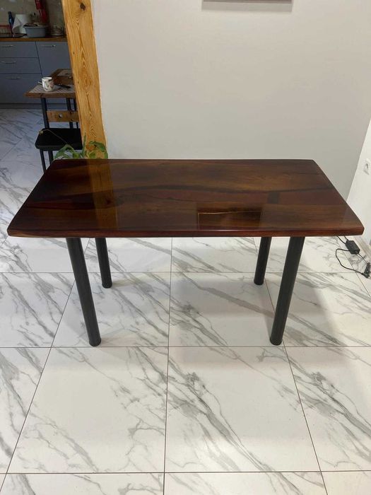 Stół dębowy z żywicy epoksydowej