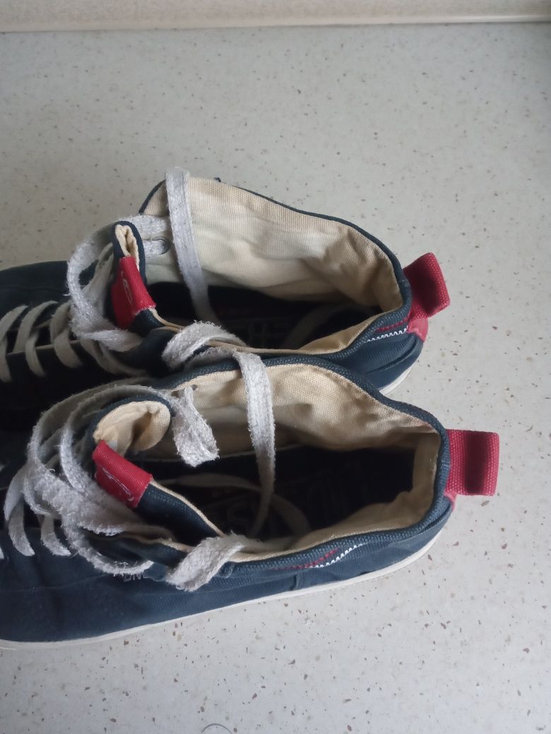 Uszkodzone buty Diverse 43