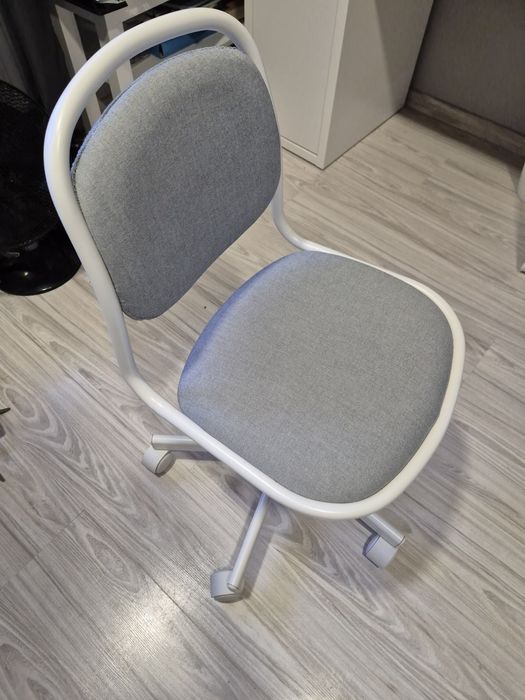 Dziecięce krzesło biurowe IKEA ÖRFJÄLL , białe-jasnoszare. NOWE.