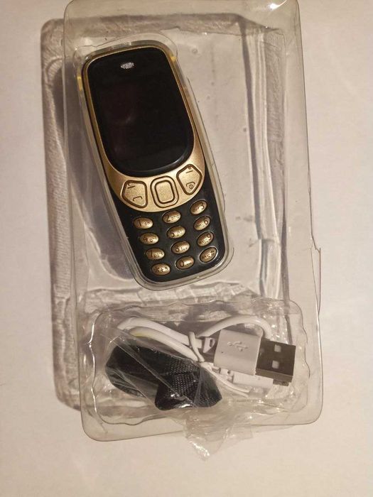 Кнопочный мини телефон на 3 сим.