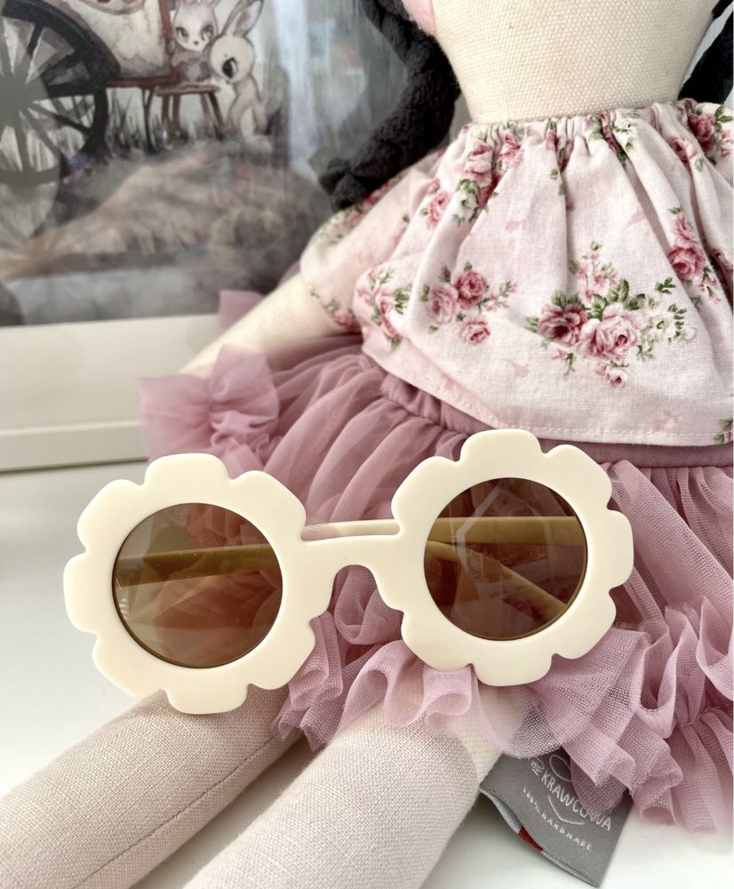 Okulary przeciwsloneczne kwiatuszek kwiat 3-6 lat dziewczynka kremowe