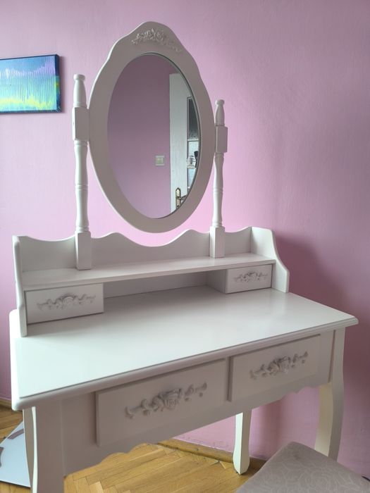 Toaletka biała z lustrem i taboretem