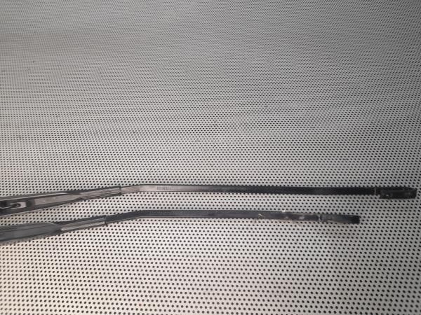 Haste / braço de escova limpa vidros frente direita RENAULT Master III