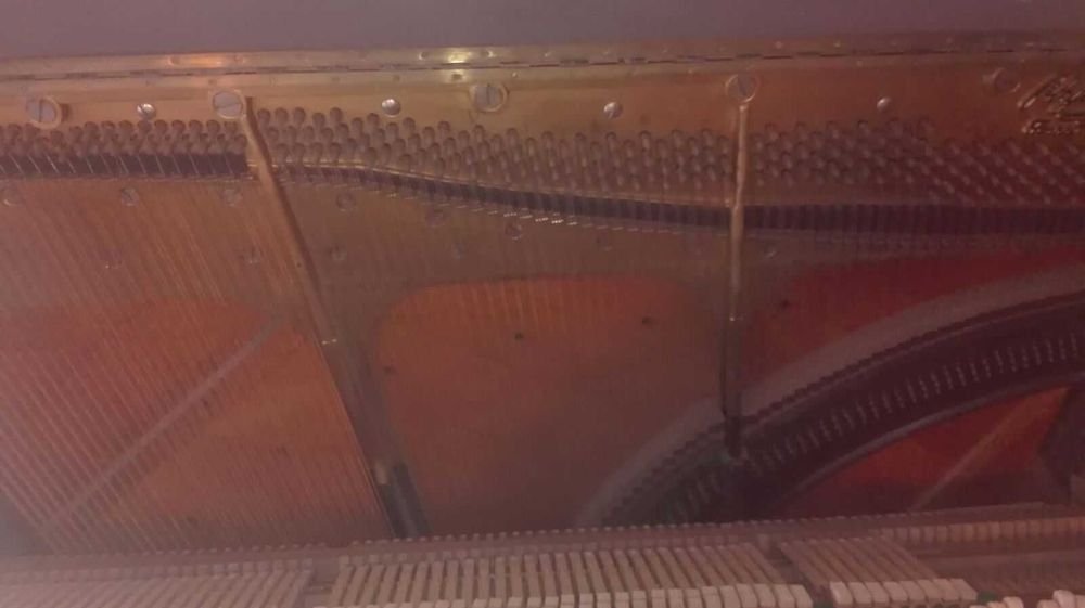 Piano sem cauda muito antigo