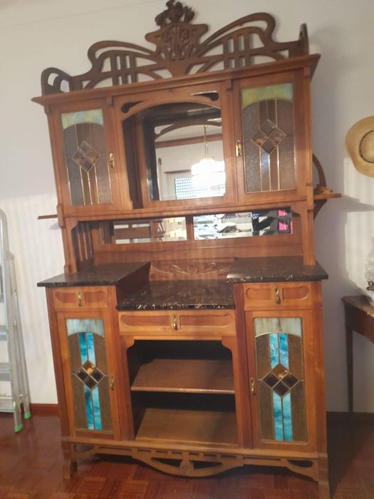 Movel antigo com portas