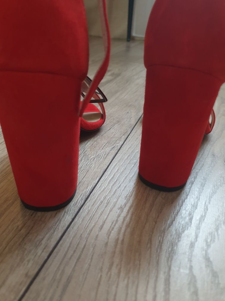 Śliczne czerwone sandały skórzane słupek 38