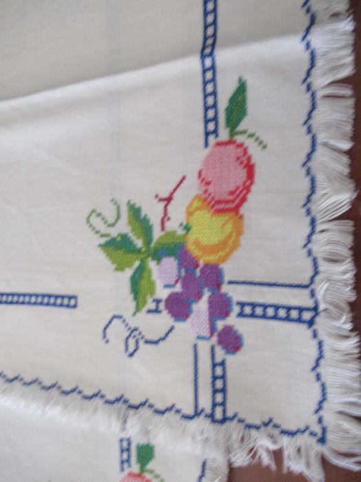 Conjunto de 4 Naperons bordados a ponto cruz (novos)