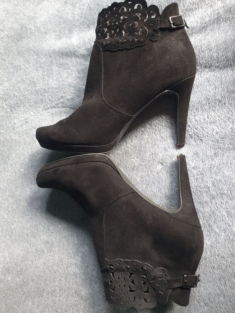 Buty zamszowe botki za kostkę szpilki czarne ażurowe Tamaris r. 38