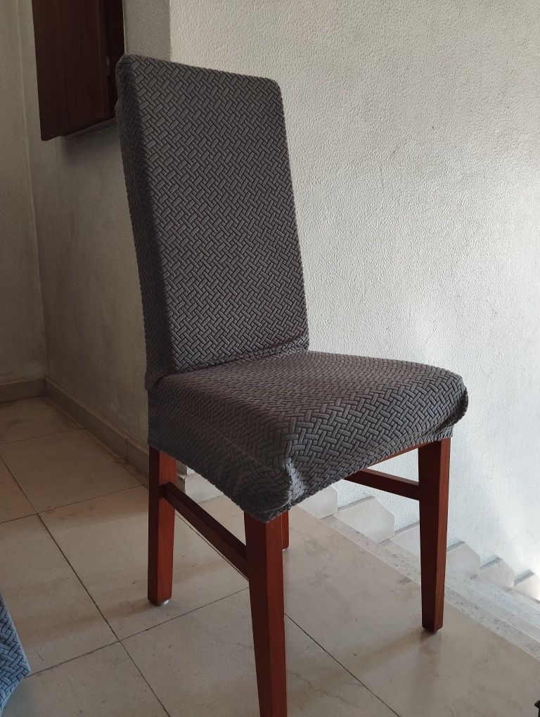 Vendo 4 cadeiras de mesa de jantar