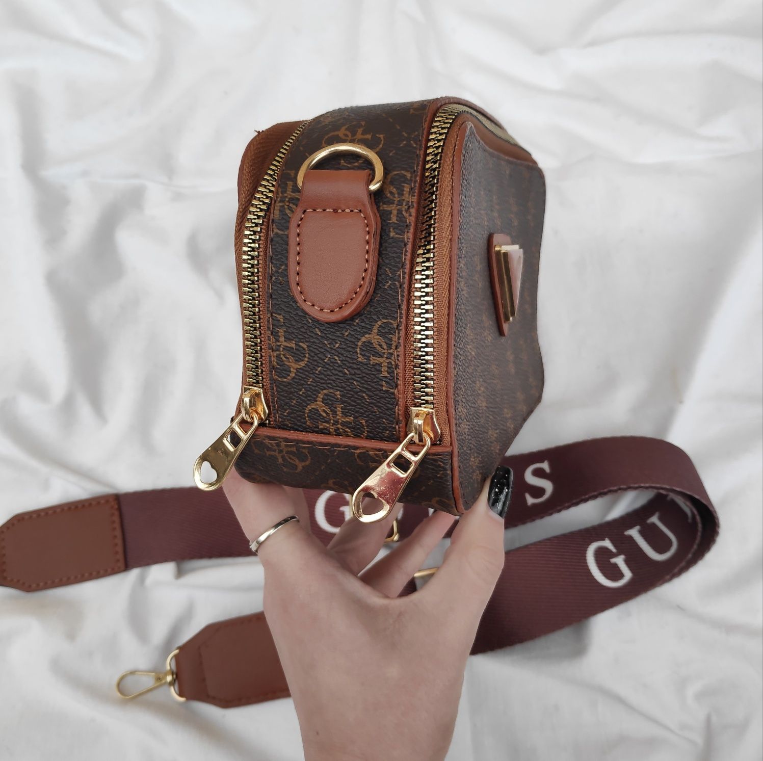 Сумка в принт лого Guess клатч через плече крос-боді монохромний принт