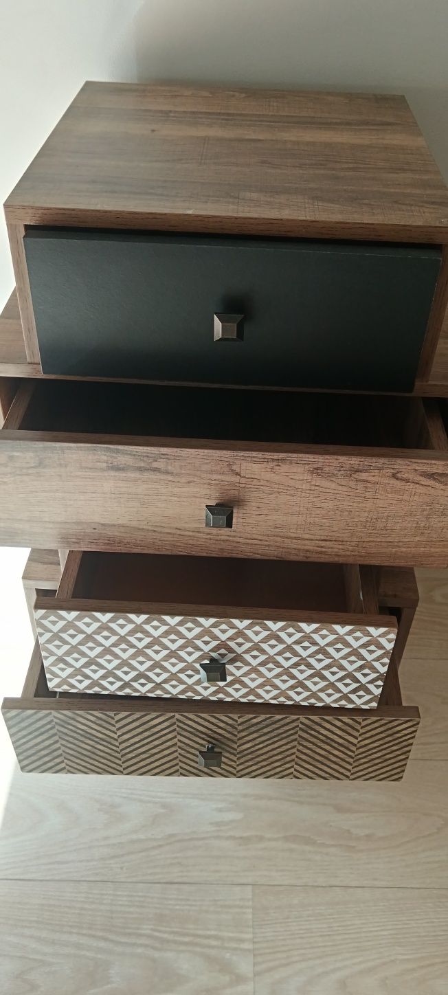 Cômoda Castanha com 4 Gavetas – Compacta e Moderna