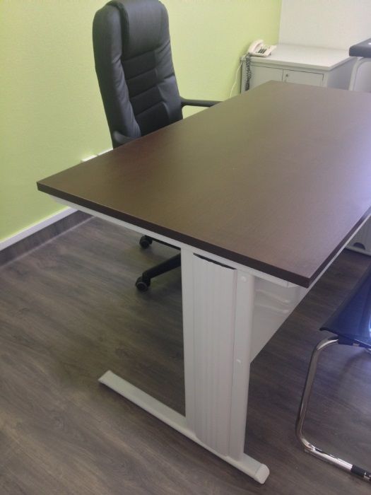 Secretaria estrutura com pes e painel com calha eletrica tampo madeira