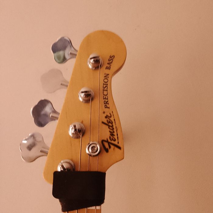 Gitara basowa Fender.