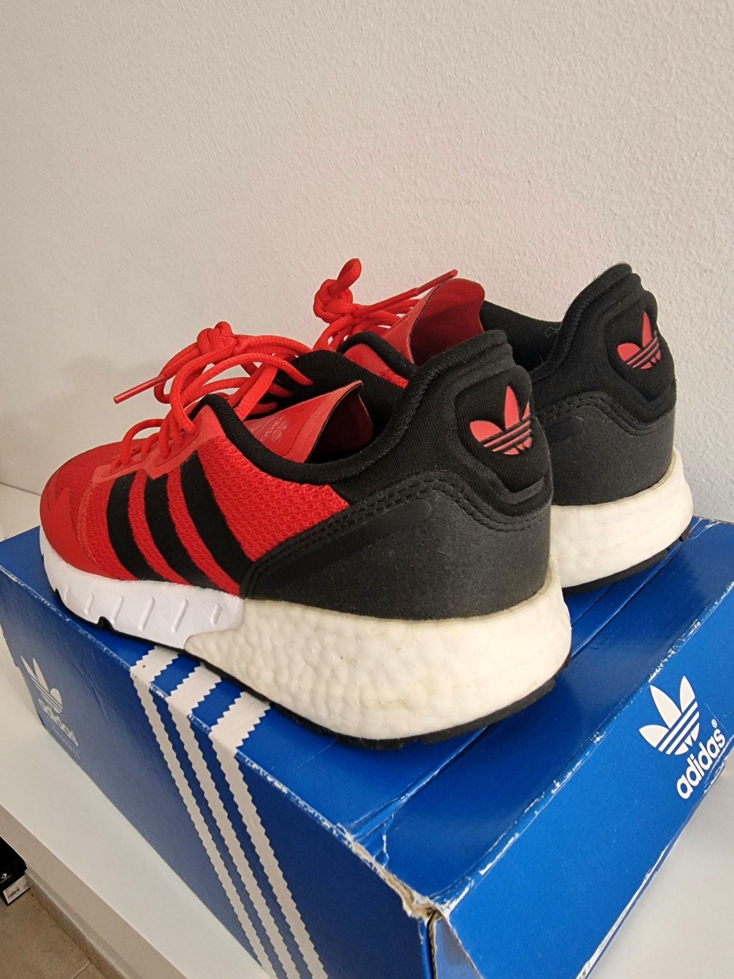 Ténis Adidas vermelhos