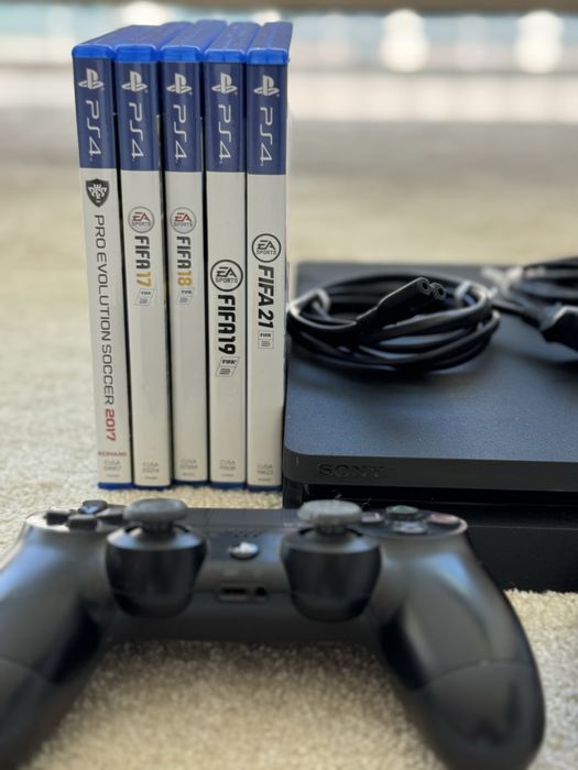 PS4 Slim (500GB) + 2 comandos + 5 jogos