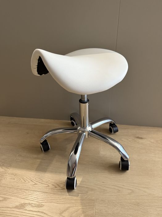 Krzeslo kosmetyczne siodło na kółkach
