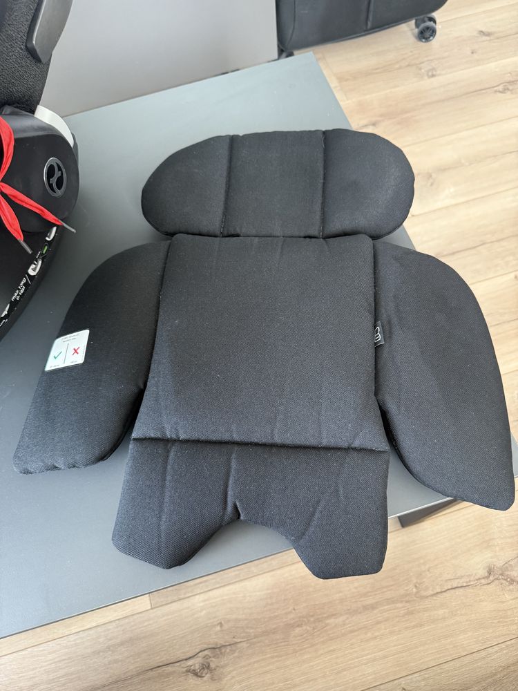 Cybex Cloud G i-Size - rozkładany fotelik samochodowy.