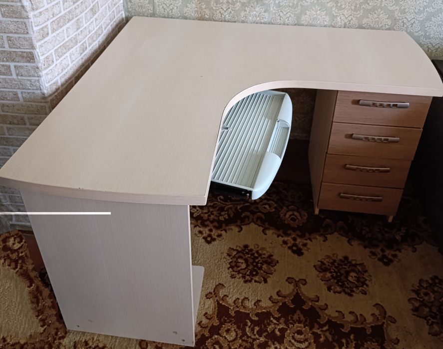 Угловой компьютерный стол