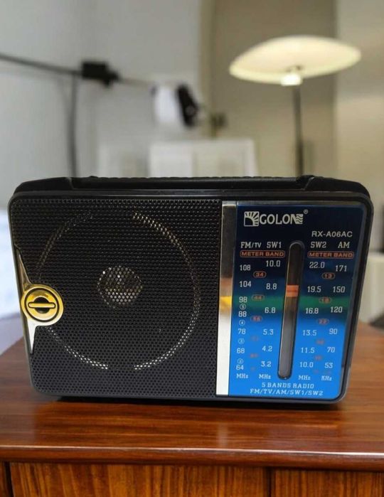 Радіоприймач портативний працює на батарейках та від розетки