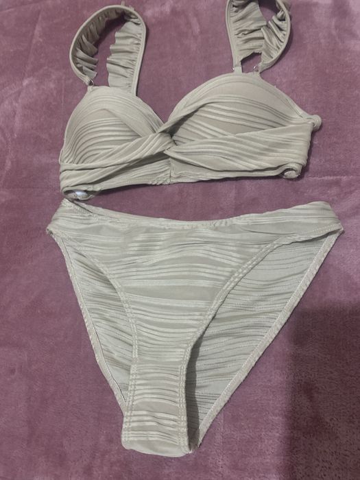 Bikini “Shein” tamanho S bege tipo plissado novo a estrear