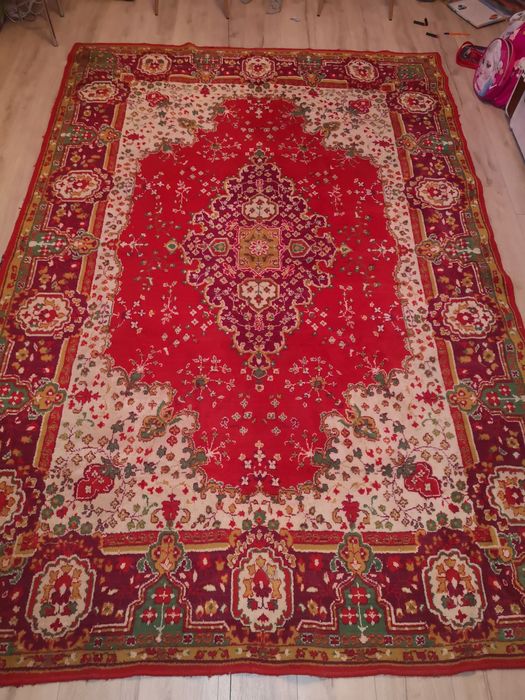 Шерстяний ковер в гарному стані