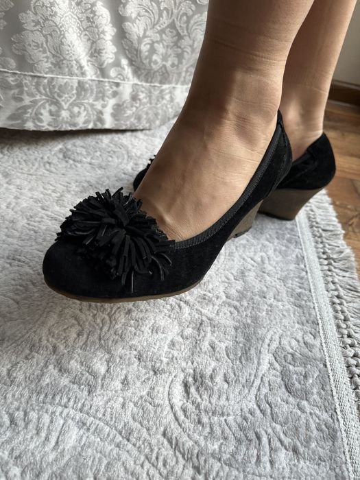 Venezia buty z pomponem na koturnie czarne 39