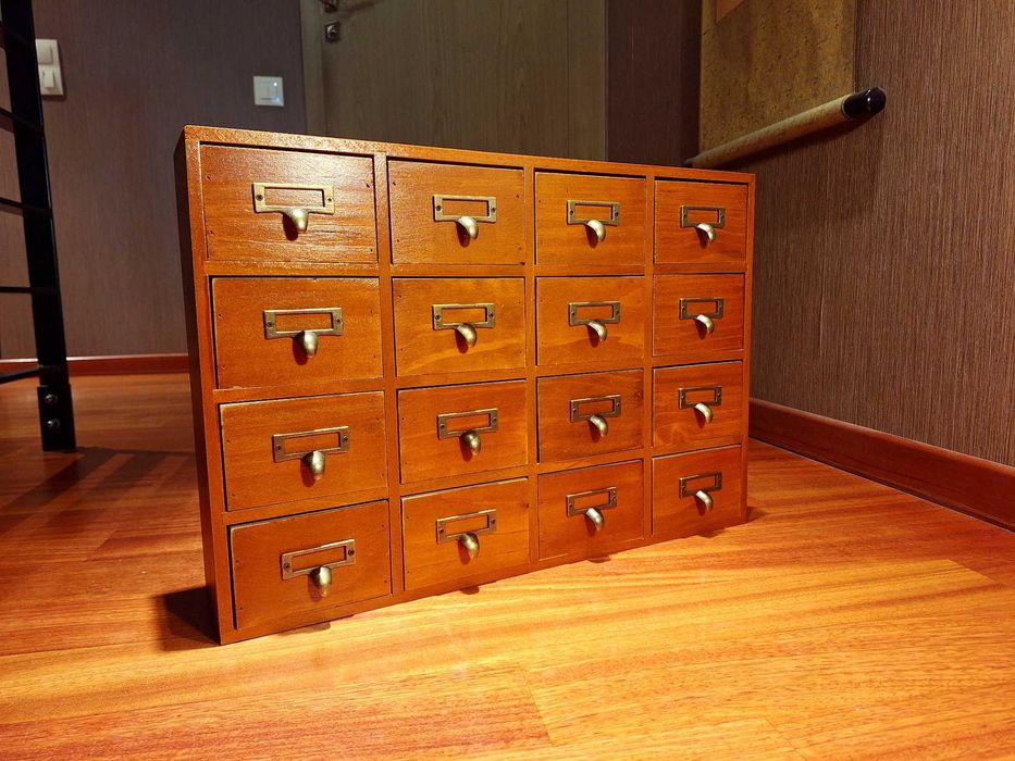 Drewniana szafka z szufladkami – vintage, stary klimat