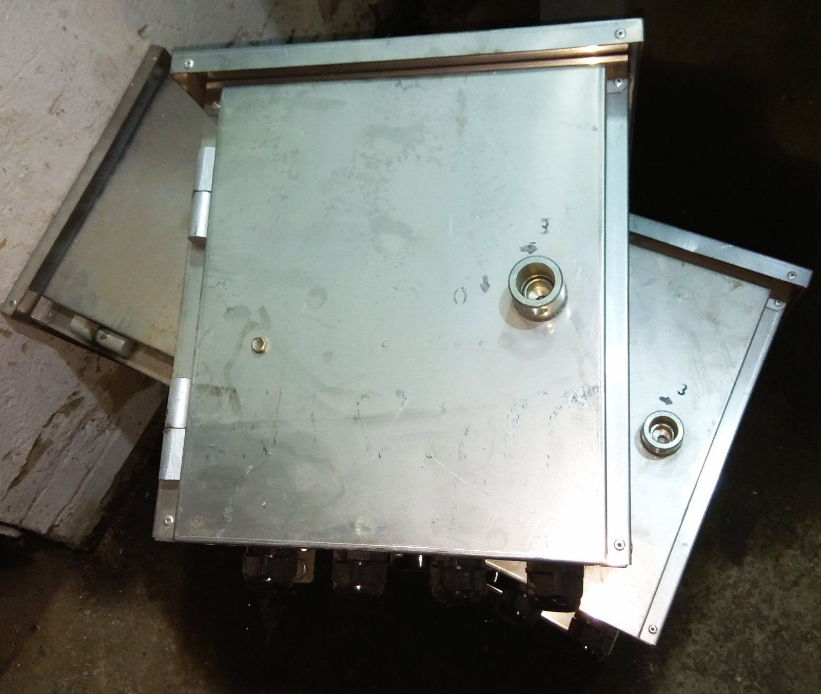 Ящик (щиток, шкаф) коммутационный с нержавеющей стали.