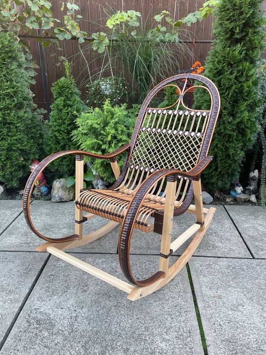 Крісло-гойдалка з лози та ротангу / Кресло-качалка из лозы и ротанга