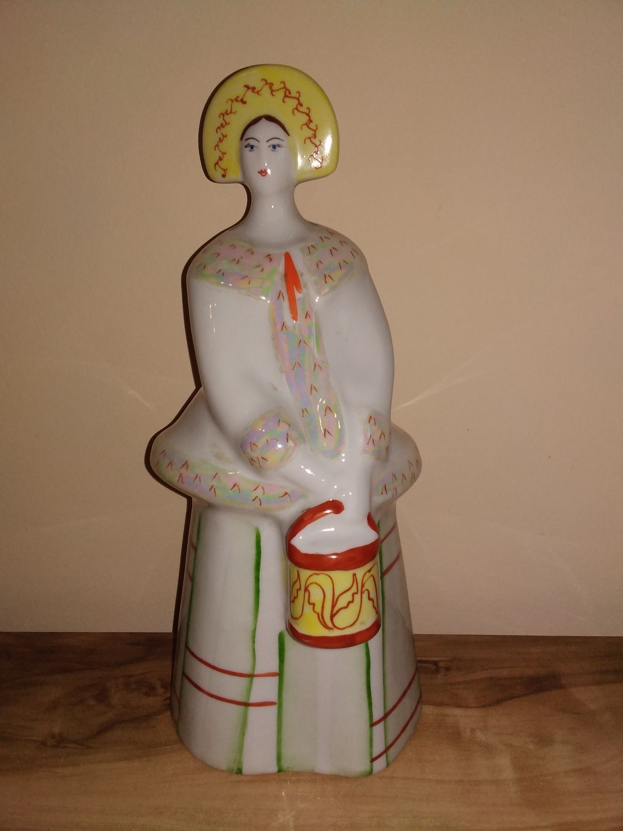 Фарфоровая статуэткa "Девушка в кокошнике с ведром"